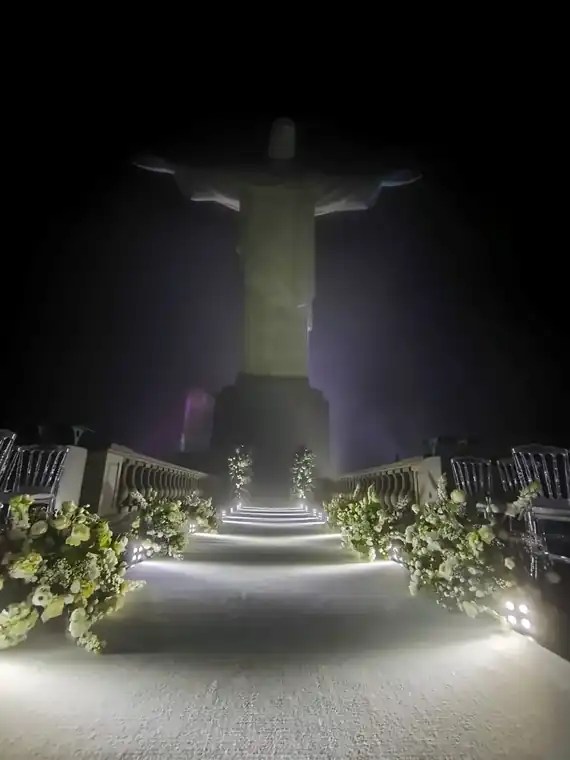 Corredor de cerimônia iluminado aos pés do Cristo Redentor – iluminação Led For Fun