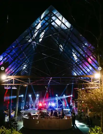Estrutura de vidro iluminada com feixes de luz e moving heads em evento – Led For Fun