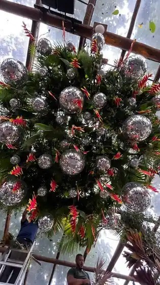 Globo espelhado: o toque de glamour na pista de&nbsp;dança